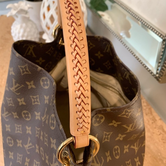 Authentic Louis Vuitton Artsy MM Handbag - Picture 16 of 17